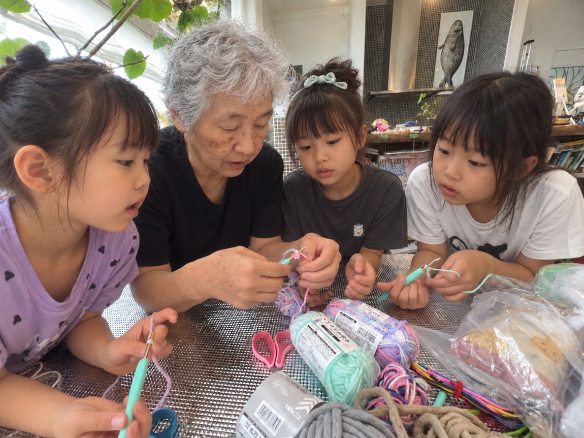 かぎ針で編みものをする子どもたち