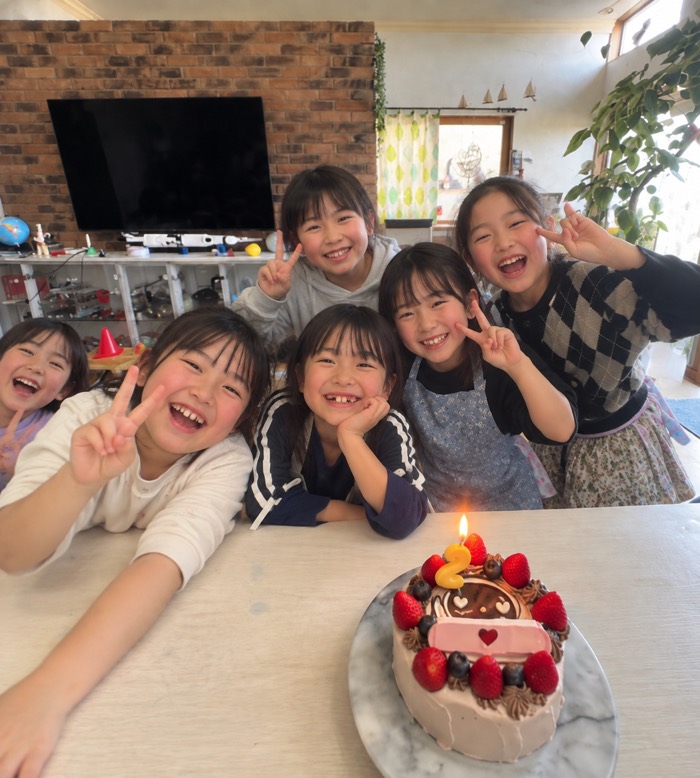 お誕生日のケーキを囲む子どもたち