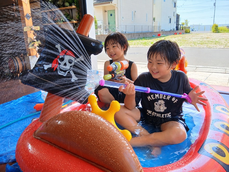 水鉄砲で水あそびをする子どもたち