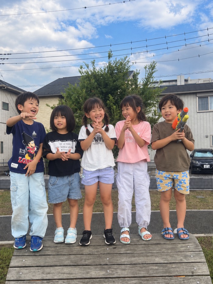 公園の台の上にならぶ子どもたち