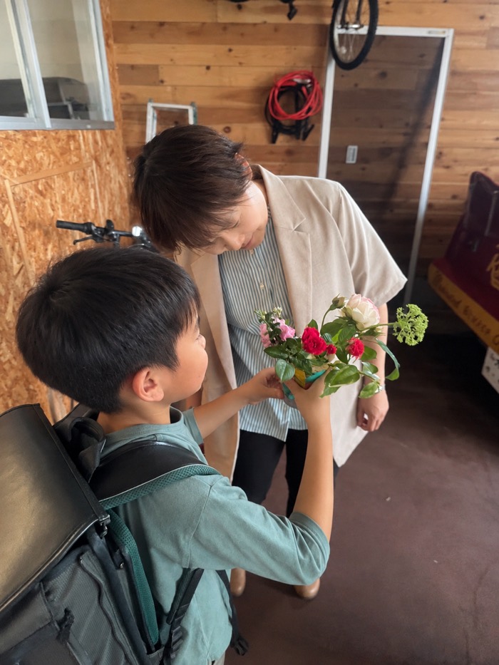 お迎えのとき、お花をわたす子ども
